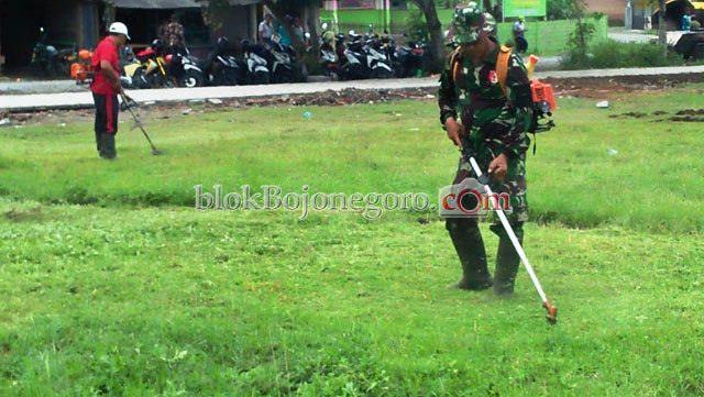 Babinsa Bersama Satgas TMMD Ke 104 Kodim 0824/Jember Bersihkan Lapangan