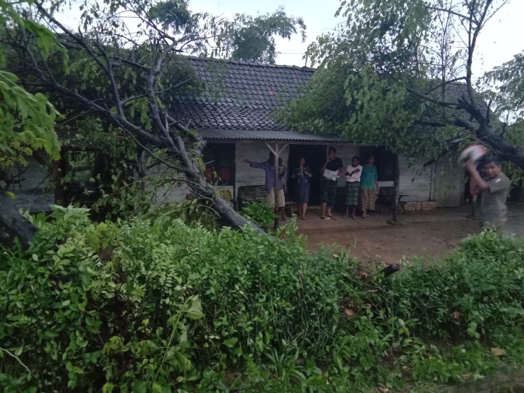 Di Gayam 15 Rumah Rusak Diterjang Puting Beliung