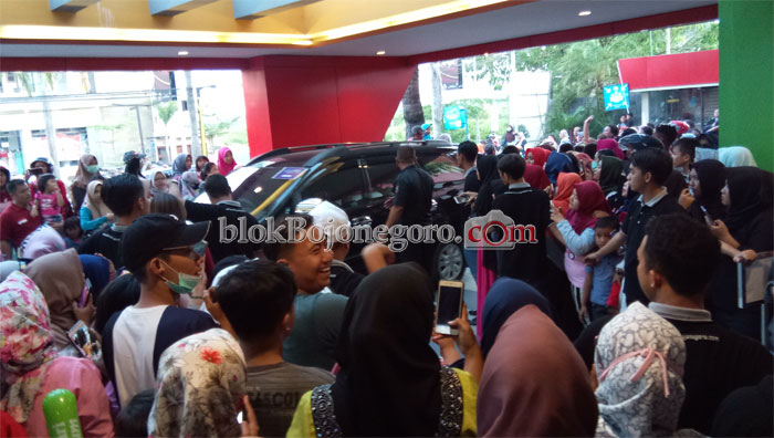 Rela Antre Tunggu Artis