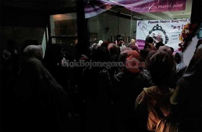 Ratusan Warga Antre Lihat Pementasan Kampus Ungu