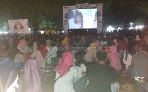 Basah dan Becek, Nonton Bareng Film Dilan 1990 Tetap Ramai