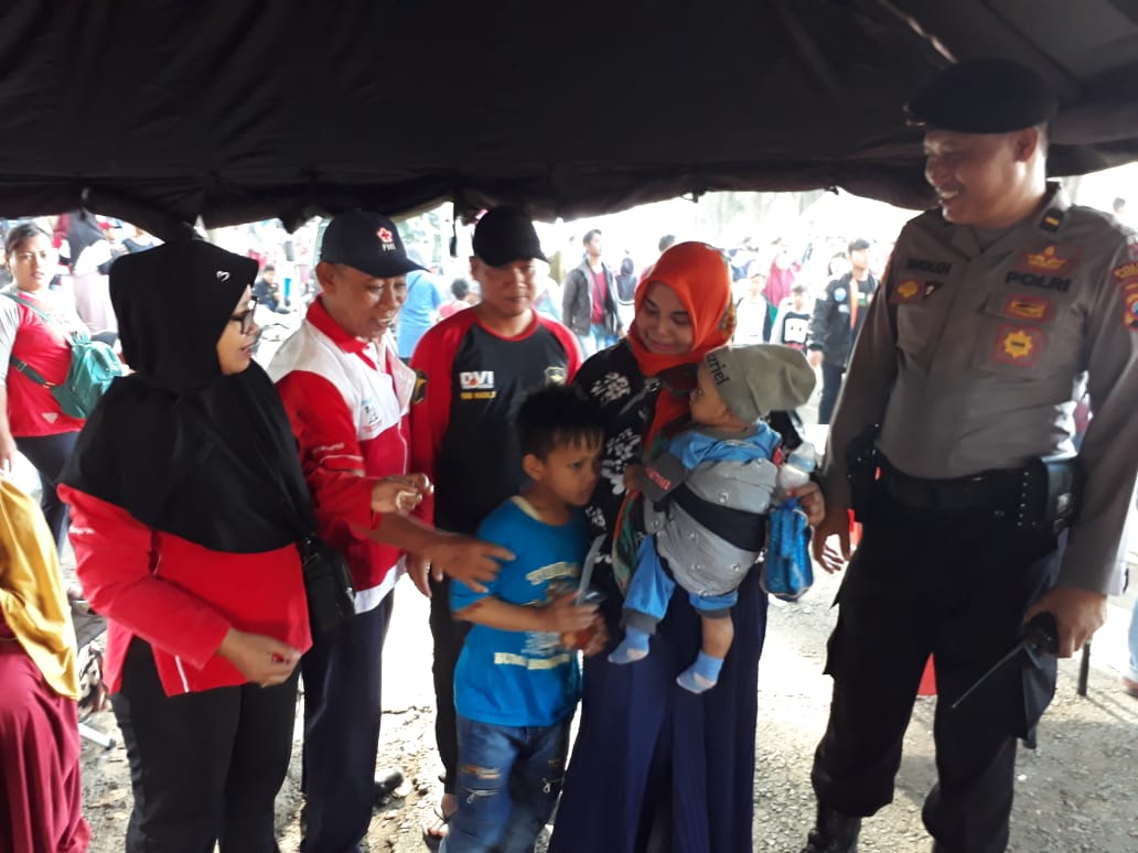 Beli Es, Bocah Ini Terpisah dari Orang Tuanya