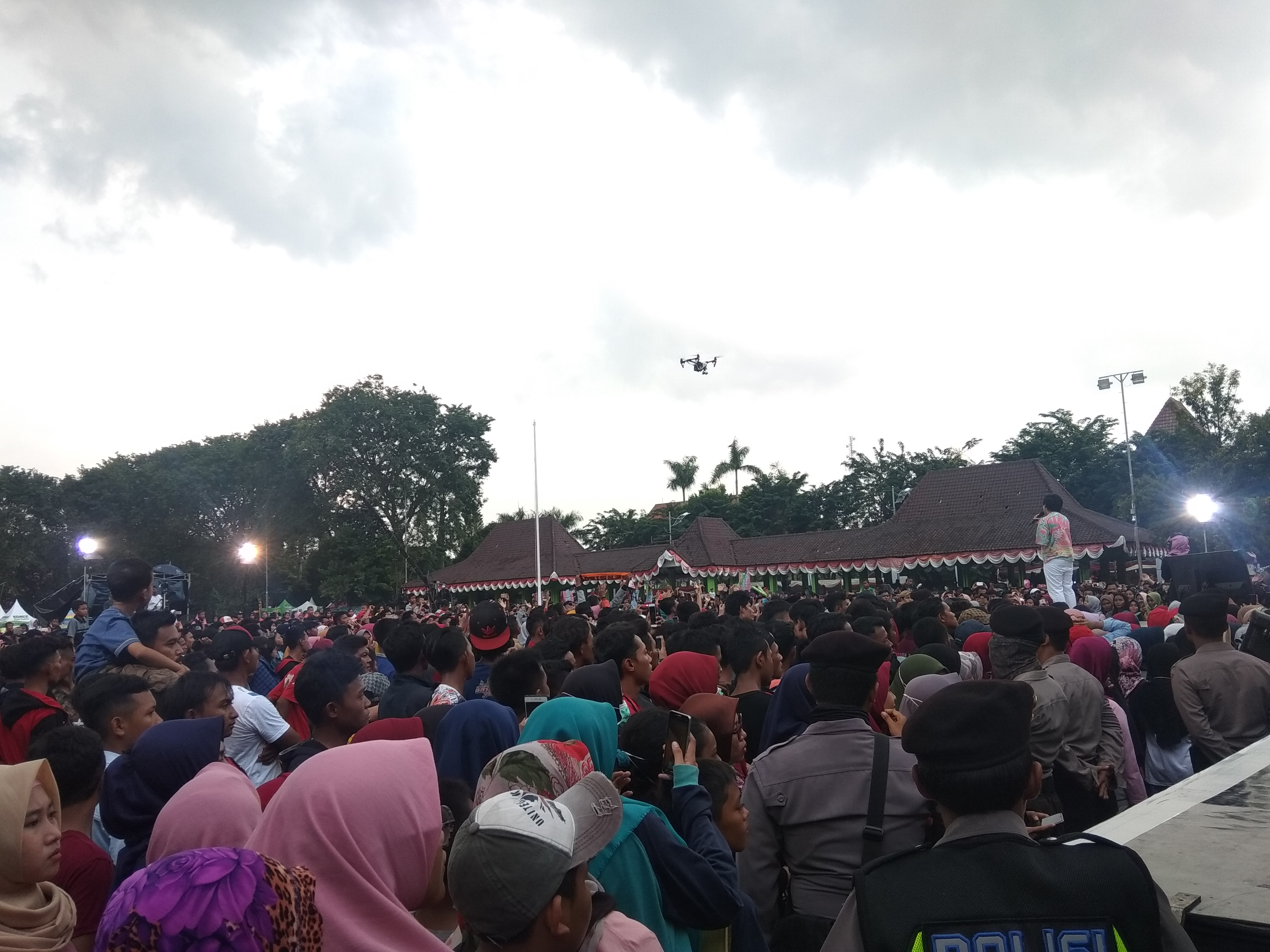 Hujan, Penonton Tetap Enggan Tinggalkan Panggung Utama