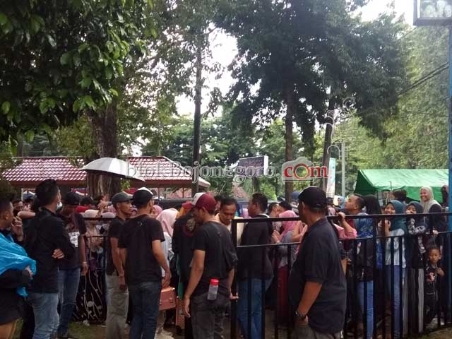 Nantikan Artis Pulang, Pengunjung Penuhi Gerbang Keluar
