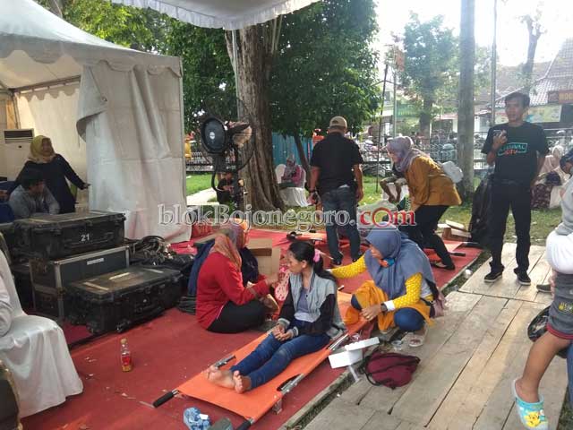 Akibat Kelelahan, Penonton Terus Berjatuhan