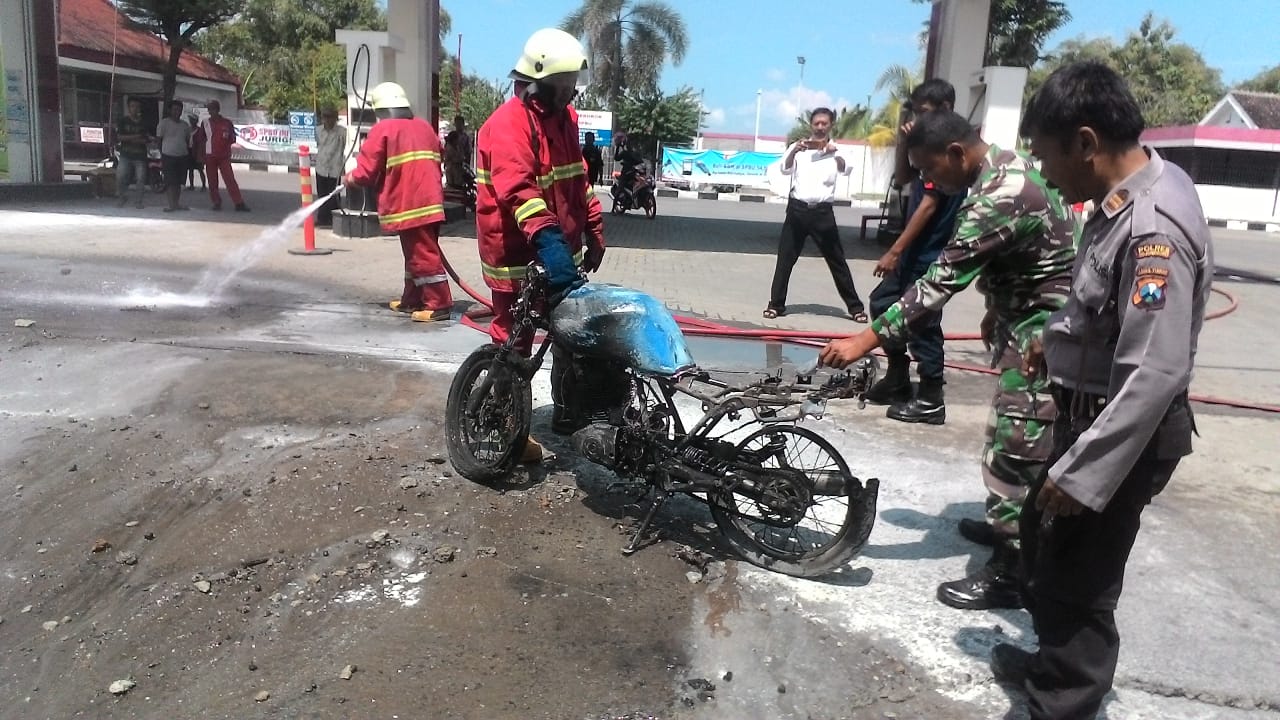 Diduga dari Percikan Api Busi, Motor Terbakar di Dekat SPBU Padangan