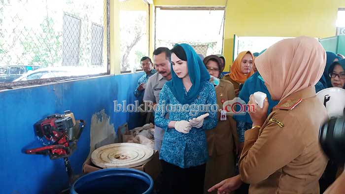 Istri Wagub Jatim Ajak Masyarakat Peduli Sampah