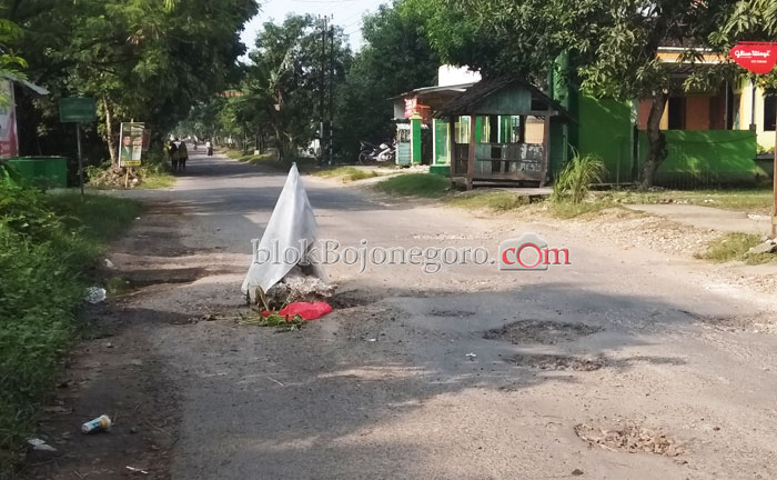 Sering Telan Korban, Warga Pasang Batu di Jalan
