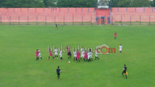 Jalan Babak 1, Friendly Match Tuban Kontra Bojonegoro Ribut