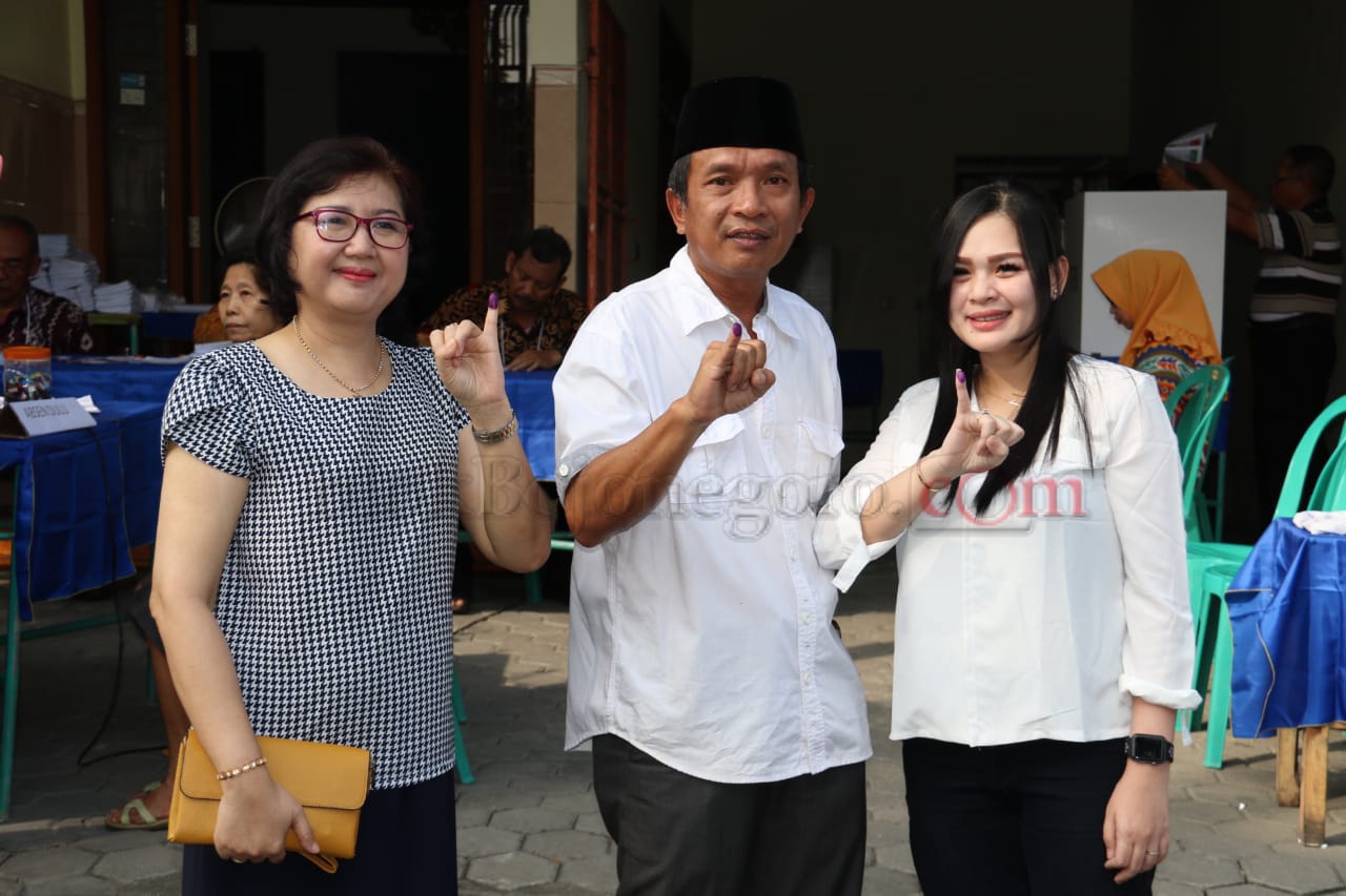 Wabup Nyoblos Pagi di TPS 1 Sumbang