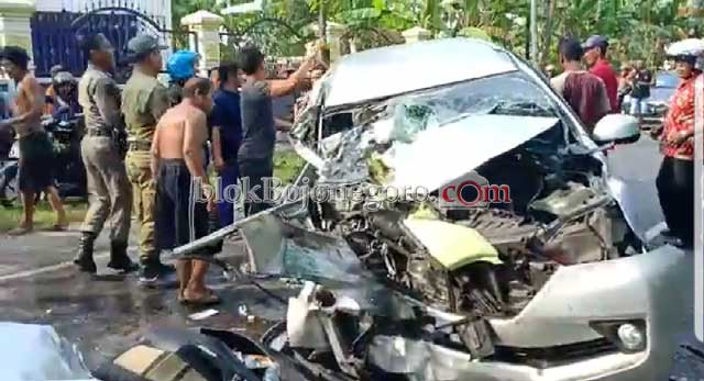 Avanza Vs Truk di Margomulyo, 2 Mobil Ringsek