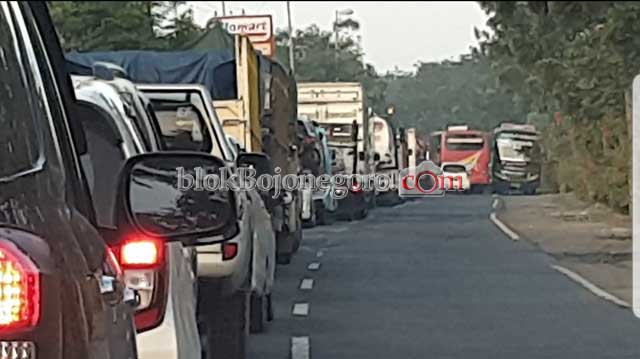 Evakuasi Korban, Jalan Raya Macet Cukup Panjang