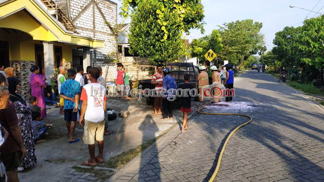 Mobil Muatan Perabotan Terbakar di Jalan Raya Kapas
