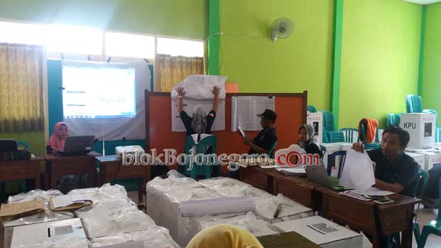 Tinggal Satu Desa, Hitung Suara Di PPK Kecamatan Dander