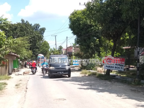 Jalan Rusak, Warga Peringatkan Pengguna Jalan dengan Banner
