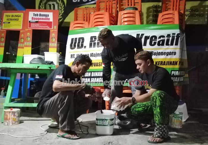 Rumah Kreatif Mojodeso Produksi Cat dari Limbah Banner dan Batik