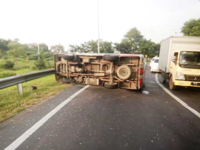 Elf Terguling di Tol Kebomas, Diduga Penumpang Pelajar Asal Bojonegoro