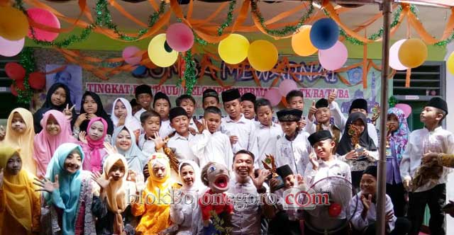 Kak Budi Mendongeng di MI Islamiyah Sroyo