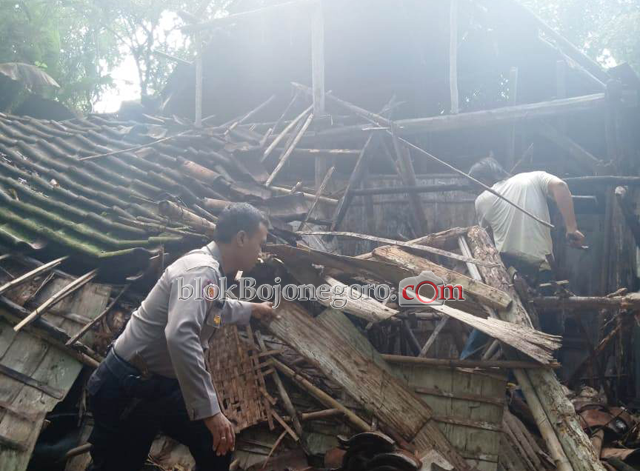 Pihak Desa dan Warga Gotong Royong Selesaikan Rumah Bantuan Munisah