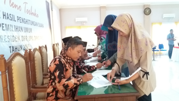 Setuju Hasil Penghitungan Suara, Saksi Tanda Tangani Db 1