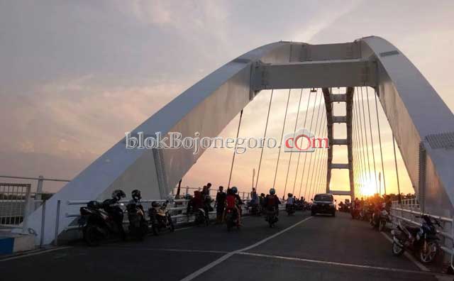 Menunggu Waktu Buka di Jembatan Sosrodilogo