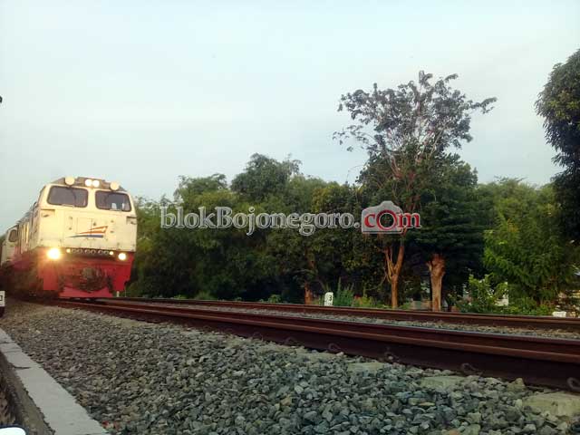 Ngabuburit Hanya Nonton Kereta Lewat Tetap Asyik