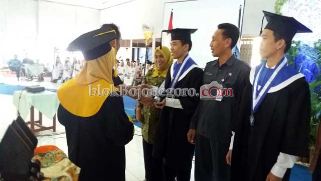 Nilai Tertinggi UN Jenjang SMA Diraih Oleh Siswa SMAN 1 Bojonegoro.