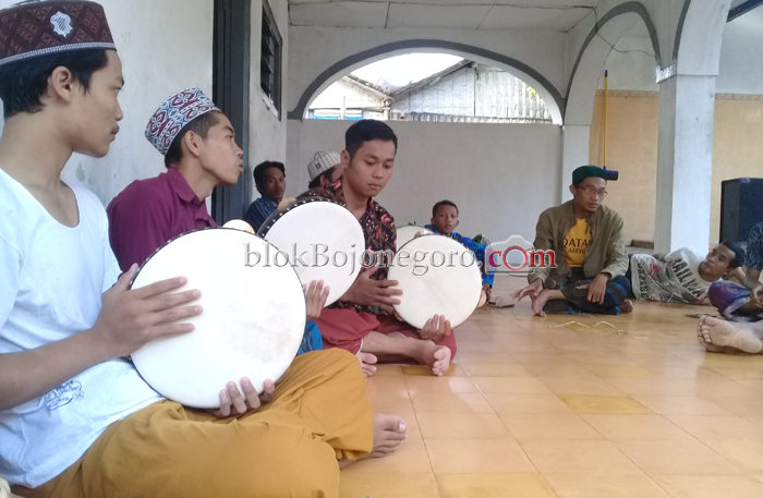 Ngabuburit Ala Santri dengan Musik Tradisional