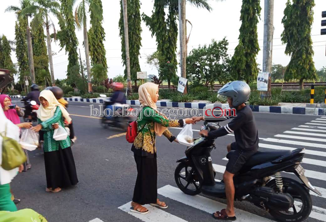 Ramadan Ceria, Banom NU Kecamatan Kapas Bagi Takjil