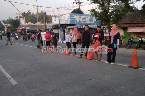 Karang Taruna dan Komunitas Motor Ngraho Bagikan 500 Takjil