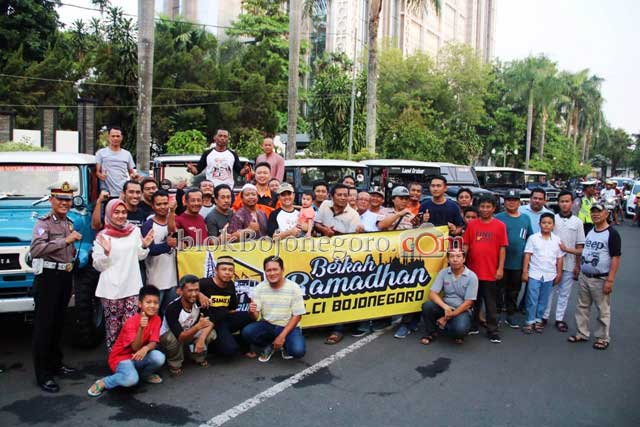 Bersama Komunitas Offroad, Kapolres Bojonegoro Bagi Takjil