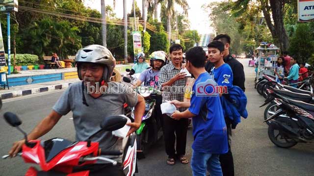Viking Bojonegoro Bagi Takjil dan Santunan Anak Yatim