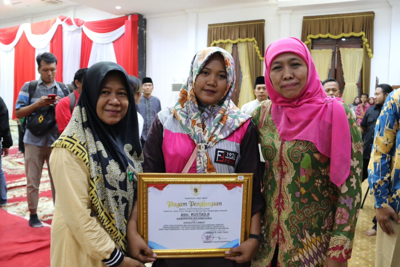 Dua Warga Bojonegoro Terima Santunan dan Piagam Penghargaan dari Gubernur