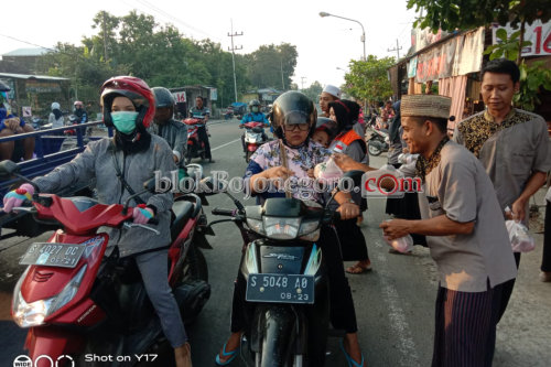 Peringati Nuzulul Quran, Remas Jami'Baitul Ghofur Sumodikaran Bagi Takjil