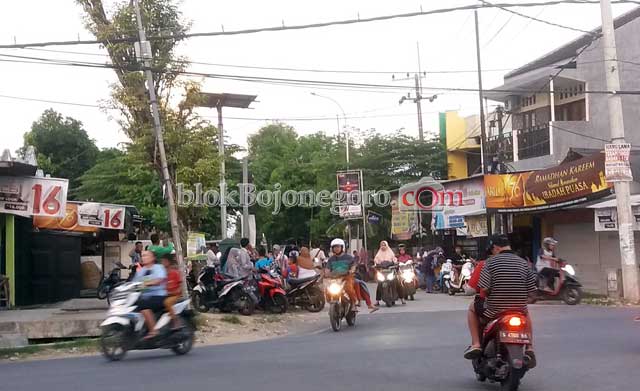 Belanja Sore di Pedagang Musiman Perempatan Ngumpakdalem