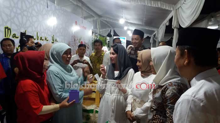 Gubernur dan Ketua PKK Jatim Kunjungi Stand
