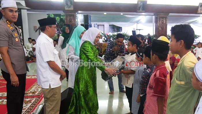 Bupati Bojonegoro Menyerahkan Bingkisan untuk Anak Yatim