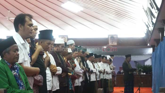 Salat Magrib Berjamaah di Pendapa Pemkab Bojonegoro