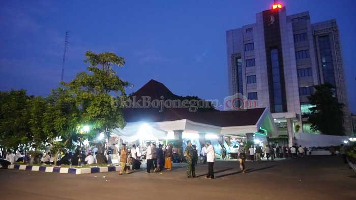 Menjelang Petang di Pendapa Pemkab Bojonegoro