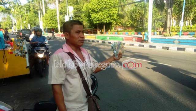Jasa Penukaran Uang, Menjamur di Bojonegoro