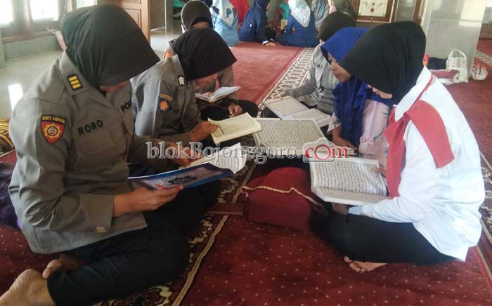 Selama Ramadan, Polwan Bojonegoro Istiqomah 'One Day One Jus'