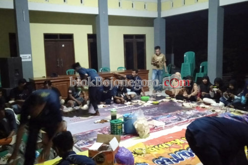 Bangun Kebersamaan, Kartar Desa Mojo Bagi-Bagi Takjil