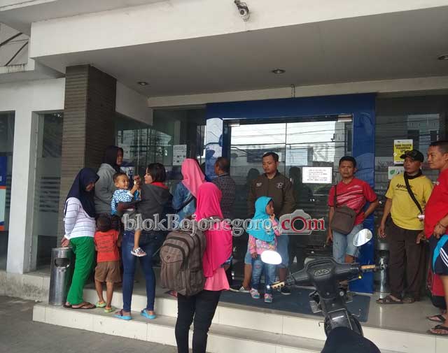 Bank Tutup, Penarikan Uang Melalui ATM Antri Panjang