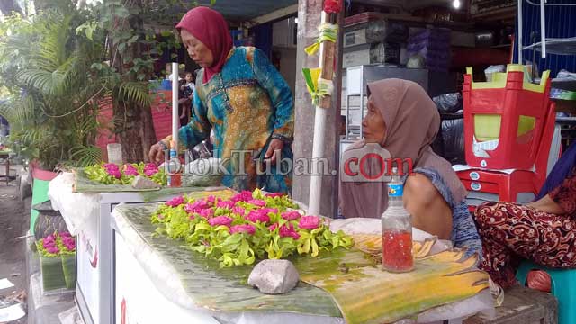 Momen Lebaran, Berkah Bagi Penjual Bunga Tabur
