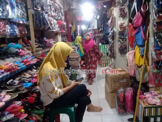 Tunggu Waktu Buka Puasa, Keliling Pasar Cari Kebutuhan Lebaran