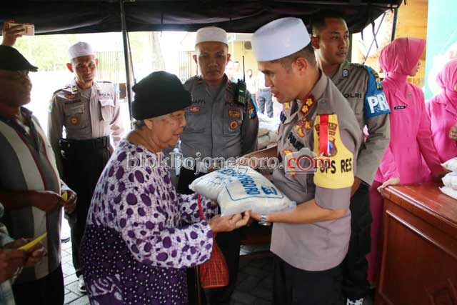 Polres Bagikan 500 Paket Zakat Fitrah