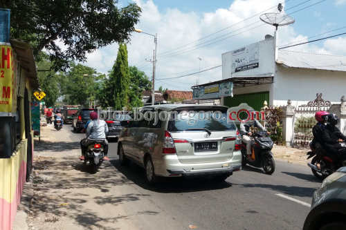 Jalur Selatan Bojonegoro Padat  Kendaraan Wisatawan