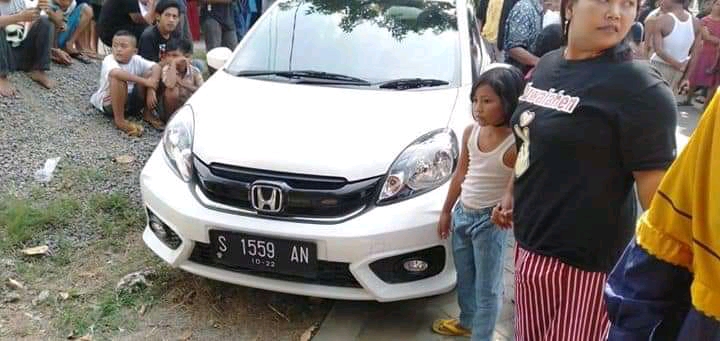 Sebrangi Rel, Mobil Tertabrak Kereta di Kapas