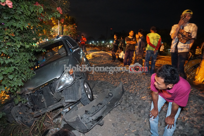 Kereta Sruduk Mobil di Plesungan, 3 Penumpang Selamat