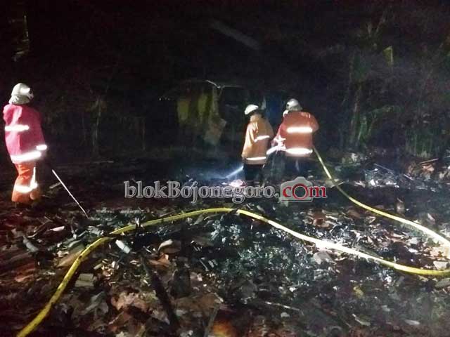 Diduga Akibat Konsleting Listrik, Warung di Baureno Terbakar